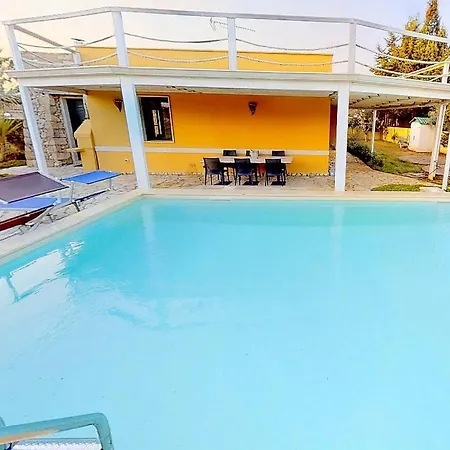 ヴィラ Pizzo Sleeps 6 With Pool And Air Con