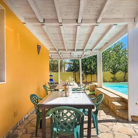 Pizzo Sleeps 6 With Pool And Air Con Pizzo