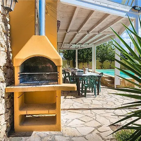 ヴィラ Pizzo Sleeps 6 With Pool And Air Con *
