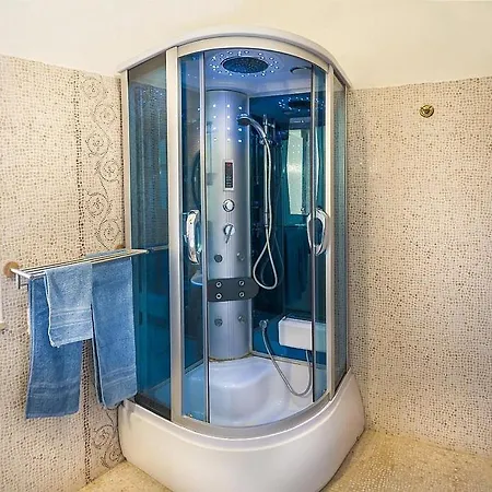 Pizzo Sleeps 6 With Pool And Air Con Pizzo